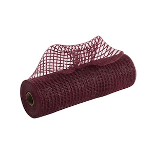 Puede incluir: Un rollo de malla deco de color burdeos con un patr&oacute;n de cuadr&iacute;cula cuadrada. La malla est&aacute; hecha de un material suave y flexible, ideal para manualidades y decoraci&oacute;n.