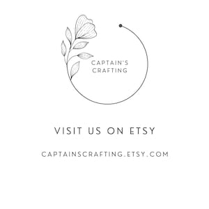 Puede incluir: Un logotipo en blanco y negro con un dise&ntilde;o floral y el texto "Captain's Crafting" en un c&iacute;rculo. El texto "Vis&iacute;tanos en Etsy" y el sitio web "captainscrafting.etsy.com" est&aacute;n debajo del logotipo.