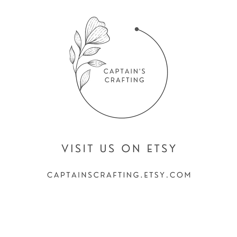 Puede incluir: Un logotipo en blanco y negro con un dise&ntilde;o floral y el texto "Captain's Crafting" en un c&iacute;rculo. El texto "Vis&iacute;tanos en Etsy" y el sitio web "captainscrafting.etsy.com" est&aacute;n debajo del logotipo.