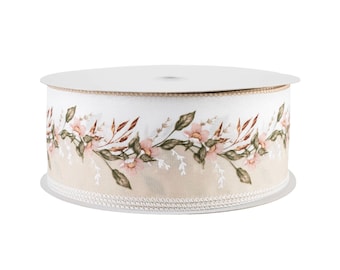 Puede incluir: Un rollo de cinta decorativa con un diseño floral. La cinta presenta un fondo blanco con un borde de flores rosas, hojas verdes y acentos marrones. El borde inferior es beige con un ribete de encaje blanco.