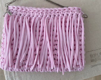 Schultertasche in Baby Pink, Häkeltasche mit Fransen, Handtasche aus Textilgarn, Bohochic Stil Tasche, Geschenke Ideen Damen Deutschland