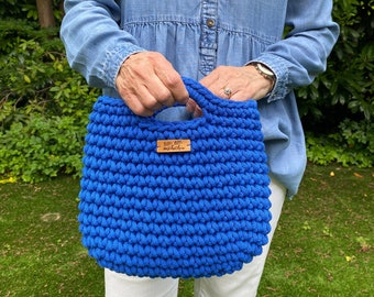 Elektrisch blauwe gehaakte handtas, Scandinavische kleine handtas, zomerkoppeling, minimalisme, lente-zomertas, zomeraccessoires