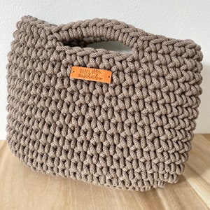 Häkelhandtasche, kaffeebraune kleine Handtasche, gehäkelte Clutch, Handtasche Häkeln Deutschland, Geschenk für Damen, Auf Wunsch bestellbar Bild 2