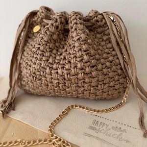 Gehäkelte Tasche, Handgemachte Umhängetasche mit goldener Kette, Pouch im Bottega-Stil, Elegante Beuteltasche, Herbst Winter Tasche.