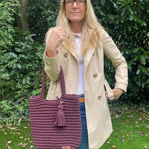 Häkeltasche burgundy, Gehäkelte Handtasche, Schultertasche aus Baumwollkordel, burgunderrote Tasche, Häkeltasche Deutschland, Herbst outfit