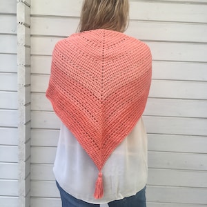 Chal triangular tejido al crochet color salmón, Efecto degradé, Pañoleta triangular, Accesorio primavera verano, Estilo boho chic,