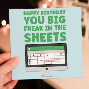 シーツの中のおかしな人、お誕生日おめでとう。面白いスプレッドシート、同僚、オタク、オタク向けのオフィスユーモアカード（サイズ A6/A5/A4/スクエア 6x6 インチ）
