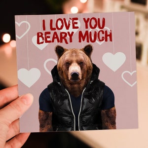 Tarjeta de aniversario con un oso vestido, "Te amo mucho, oso", para esposa, esposo y pareja (Animalyser) (tamaño A6/A5/A4/cuadrado 6x6")