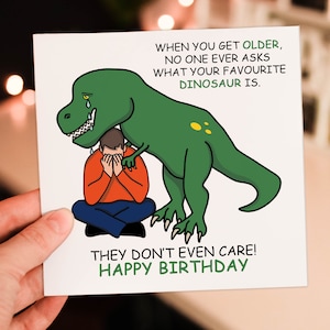 Carte d'anniversaire amusante avec un dinosaure adulte : personne ne vous demande quel est votre dinosaure préféré, ils s'en moquent (taille A6/A5/A4/carré 6 x 6 po.)