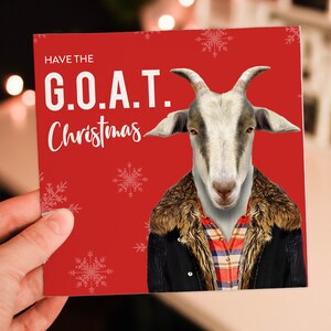 Tenga la cabra navideña más grande de todos los tiempos (G.O.A.T.) con ropa. Vacaciones, Navidad, tarjeta festiva (Animalyser) (Tamaño A6/A5/A4/Cuadrado 6x6")
