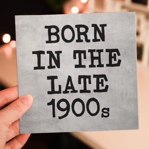 1900 年代後半に生まれた、大人、友人、仲間、70 年代、80 年代、90 年代向けの、面白くて、失礼で、生意気な誕生日カード (サイズ A6/A5/A4/正方形 6x6 インチ)
