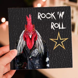Tarjeta de cumpleaños divertida con un gallo de rock and roll para un anciano, una anciana, un papá, una mamá, un abuelo o un amigo (Animalyser) (tamaño A6/A5/A4/cuadrado 6x6")