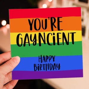 Divertida tarjeta de cumpleaños LGBTQ+, gay, lesbiana, para personas mayores y personas mayores: Feliz cumpleaños, eres gay y antiguo (tamaño A6/A5/A4/cuadrado 6x6")