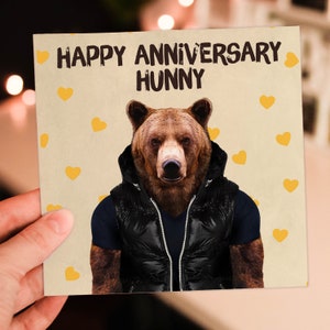 Tarjeta de aniversario de osito de miel con ropa para esposa, esposo, novia o novio (Animalyser) (Tamaño A6/A5/A4/Cuadrado 6x6")