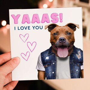 ¡Sí! Te quiero, Staffordshire Bull Terrier. Tarjeta de aniversario adorable y divertida para tu pareja (Animalyser). Tamaño A6/A5/A4/Cuadrado.