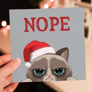 Gato gruñón, divertido y grosero con gorro de Papá Noel, anti-navidad. Tarjeta festiva del gato, mascota para una amante de los gatos (tamaño A6/A5/A4/cuadrado 6x6").