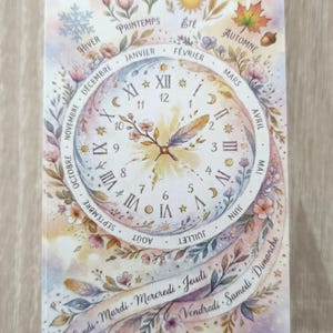 Peut inclure: Une carte oracle rectangulaire présentant un cadran d'horloge central avec des chiffres romains et arabes, entouré d'un calendrier circulaire des mois. Le design inclut des illustrations saisonnières, une plume et une bannière des jours.