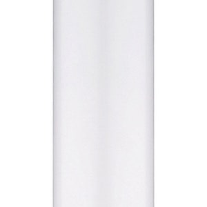 Könnte beinhalten: Eine schlichte weiße Kerze in Säulenform mit einem weißen Docht.