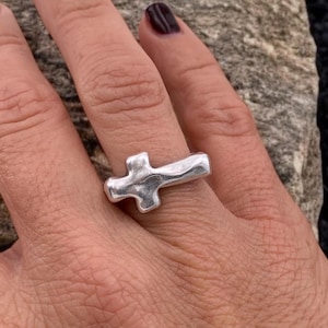 Anello massiccio placcato in argento con croce gotica organica, gioiello punk