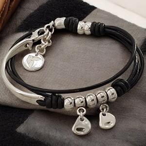 Pulsera de cuero bohemia de doble vuelta, puño medio plateado y dijes, joyería personalizada hecha a mano.