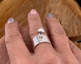 silver unisex silver rock-style wide chunky ring for women or men, original ring for friend birthday present, chunky silver ring con charm