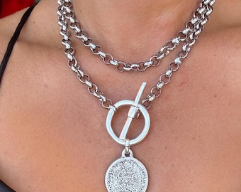 Collana industriale con pendente a moneta a strati. Collana robusta in argento.
