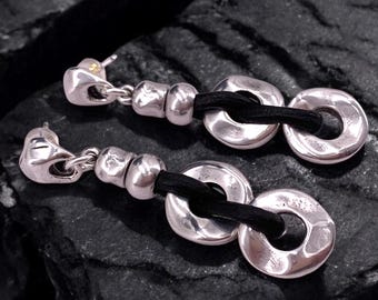 Pendientes de cadena gruesa chapados en plata y de gran tamaño con cuero español – Diseño artesanal de Kukuri -