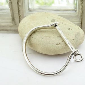 Pulsera rígida de plata para mujer, con candado y esposas.