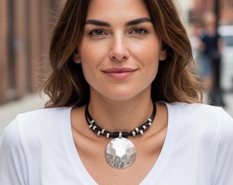 Collar de cuero con colgante circular martillado bañado en plata gruesa, joyería atrevida hecha a mano