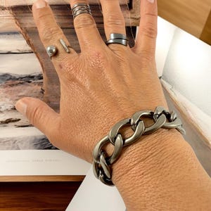 Bransoletka z łańcuszkiem Chunky Graphite Cuban Links – Bold Black Aluminum – Regulowana, ręcznie robiona bransoletka Uno de 50