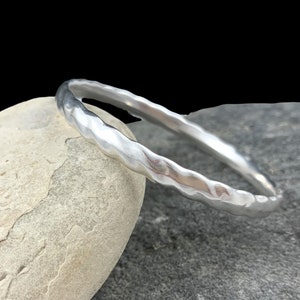 Bracelet jonc antique martelé en argent sterling, coeur gravé, bracelet jonc en argent empilable, bracelet manchette en argent, jonc rigide