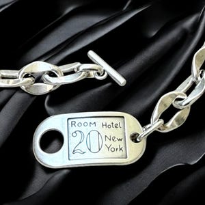 Halsband i kraftigt silverkedjeformat med skulpterat knäppe. Handgjort i försilvrat stål. Industrismycken bild 10