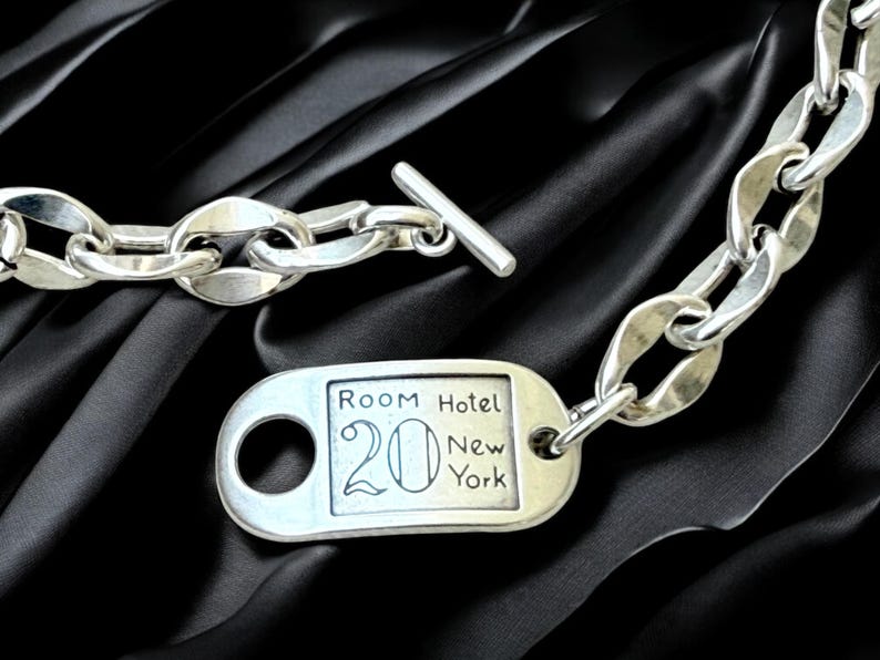 Halsband i kraftigt silverkedjeformat med skulpterat knäppe. Handgjort i försilvrat stål. Industrismycken bild 10