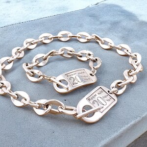 Halsband i kraftigt silverkedjeformat med skulpterat knäppe. Handgjort i försilvrat stål. Industrismycken bild 3