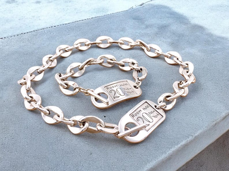 Halsband i kraftigt silverkedjeformat med skulpterat knäppe. Handgjort i försilvrat stål. Industrismycken bild 3