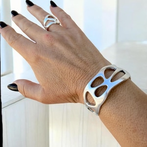 Bracciale rigido regolabile in argento massiccio, bracciale scultoreo placcato in argento, bracciale traforato moderno, gioielli audaci
