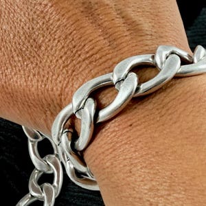 Massives kubanisches Kettenarmband aus Silber – markante, dicke Glieder – trendiger, handgefertigter Schmuck – exklusiv bei Kukuri – Unisex-Geschenk