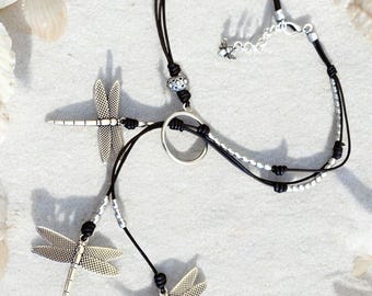 Collar lariat de cuero estilo boho artesanal hecho a mano con 3 colgantes de libélula bañados en plata.