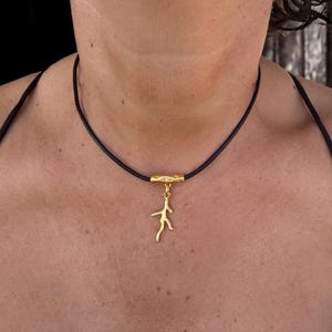 Minimalist leather necklace with gold delicate pendant, bohemian style gold and leather choker, gift ideal for friend, birthday unique gift