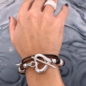 Leren armband met meerdere strengen met zilveren hart kapittelsluiting, handgemaakte, op maat gemaakte sieraden