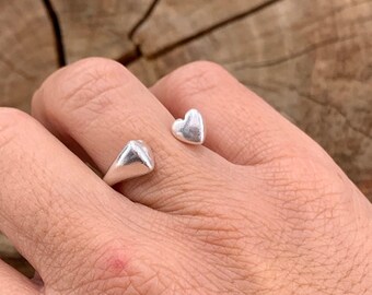 Zilveren ring met hartjes, open ring, opvallende zilveren ring, ring met open band, hartring, cadeau voor vriendin, manchetring,