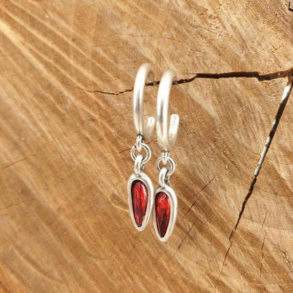 Pendientes aro boho plata y cristal, pendientes swarovski, pendientes aro plata, pendientes boho cristal, , pendientes rojos,