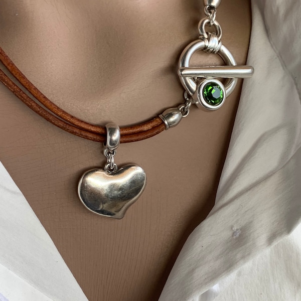 Ras de cou bohème en cuir, collier en cuir, collier à fermoir toggle, choker avec pendentif coeur, style, bijoux en cuir de tous les jours, lui offrir