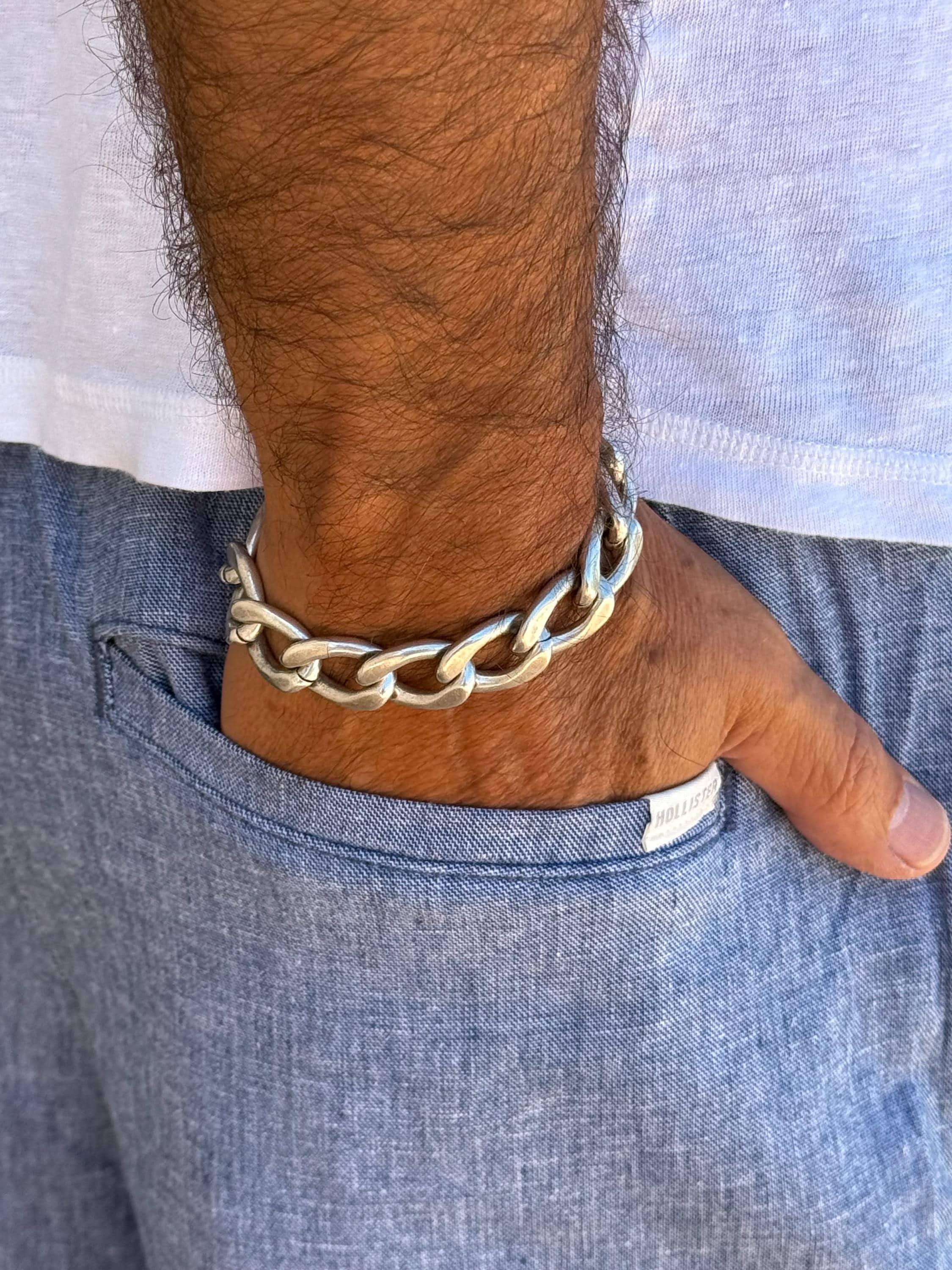 男性的なシルバーのキューバンカーブチェーンブレスレット