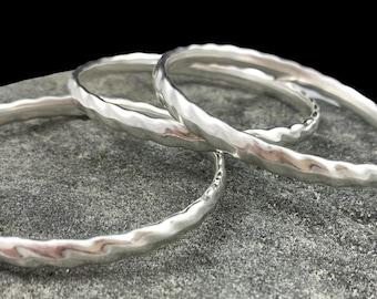 Sterling verzilverde gehamerde armband, stapelbare manchetarmband