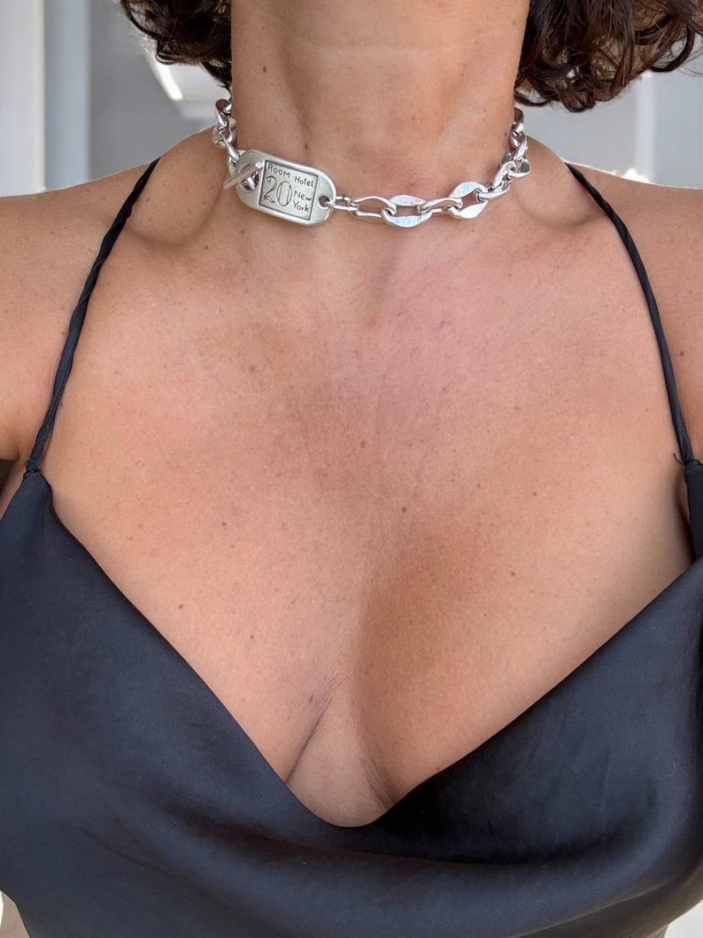 Halsband i kraftigt silverkedjeformat med skulpterat knäppe. Handgjort i försilvrat stål. Industrismycken bild 7