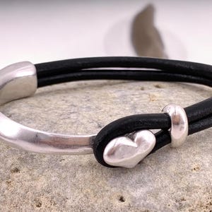 Pulsera de cuero estilo medio puño para mujer, pulsera de cuero plateada, pulseras de corazón, pulsera boho, estilo uno de 50, pulsera de puño de plata