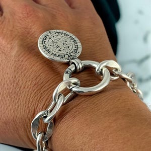 Pulsera de cadena especial de plata gruesa – colgante de moneda antigua – brazalete robusto y pesado – joyería kukuri hecha a mano