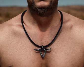 Herrenlederkette mit einem schwarzen Metall-Rinderkopfanhänger, sehr maskulin mit einem modernen und verjüngenden Stil
