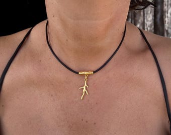 Gargantilla minimalista de cuero: colgante de rama dorada, hecha a mano en españa